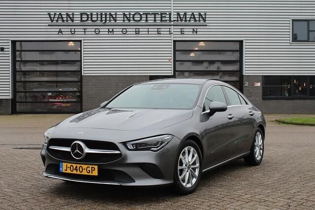 Grijs Gebruikt 2020 Mercedes CLA200 Business Sedan | € 27.950 (Goede deal) - Afbeelding 1/4