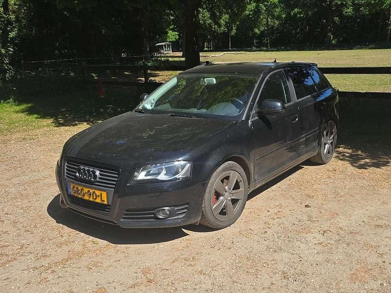 Zwart Gebruikt 2010 Audi A3 Stationwagen | € 9.000 - Afbeelding 1/4