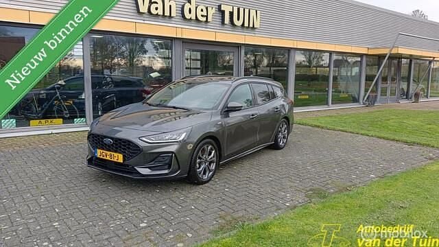 Grijs (metallic) Gebruikt 2024 Ford Focus ST-Line Stationwagen | € 22.400 (Eerlijke prijs) - Afbeelding 1/4