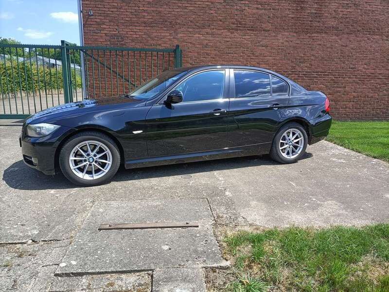 Zwart Gebruikt 2011 BMW 318 Executive Sedan | € 5.750 (Goede deal) - Afbeelding 1/4
