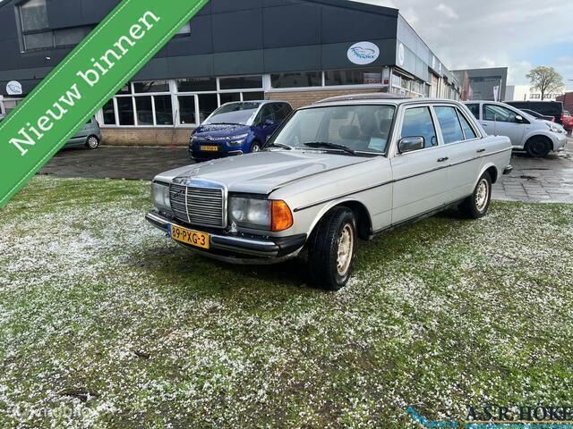 Grijs Gebruikt 1983 Mercedes E230 Sedan | € 5.500 - Afbeelding 1/4