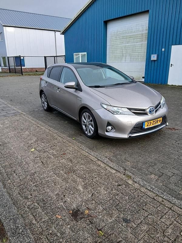 Bruin (metallic) Gebruikt 2013 Toyota Auris Hatchback | € 13.495 (Eerlijke prijs) - Afbeelding 1/4