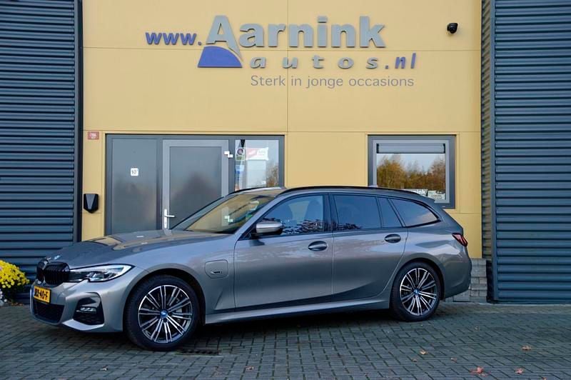 Grijs Gebruikt 2022 BMW 330e M Sport Stationwagen | € 34.999 (Eerlijke prijs) - Afbeelding 1/4