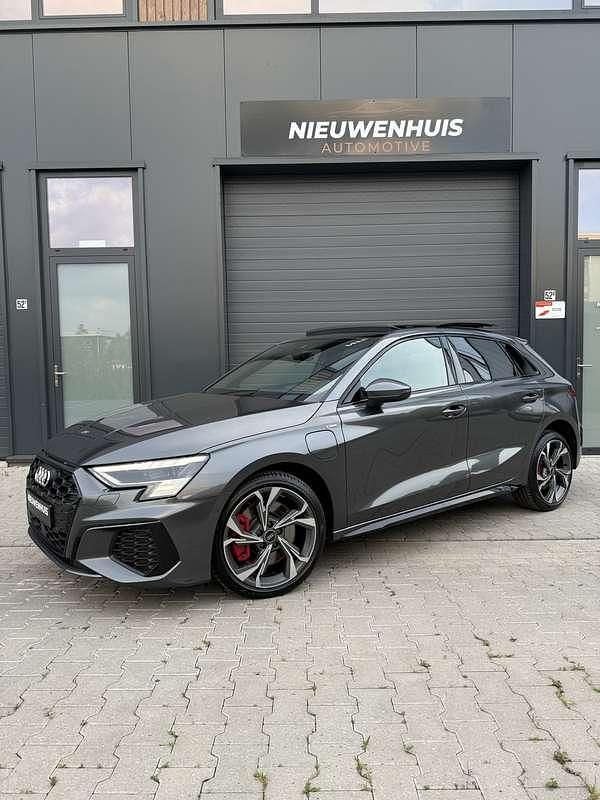 Grijs, metallic lak Gebruikt 2022 Audi A3 Competition Hatchback | € 34.750 (Goede deal) - Afbeelding 1/4