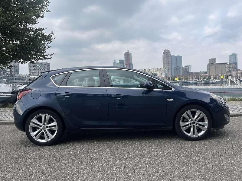 Gebruikt 2010 Opel Astra Sport Sedan | € 2.650 (Eerlijke prijs) - Afbeelding 1/4