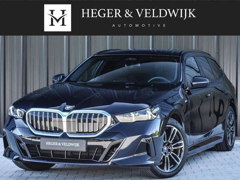 Blauw, metallic lak Gebruikt 2024 BMW 530 M Sport Stationwagen | € 68.900 - Afbeelding 1/4