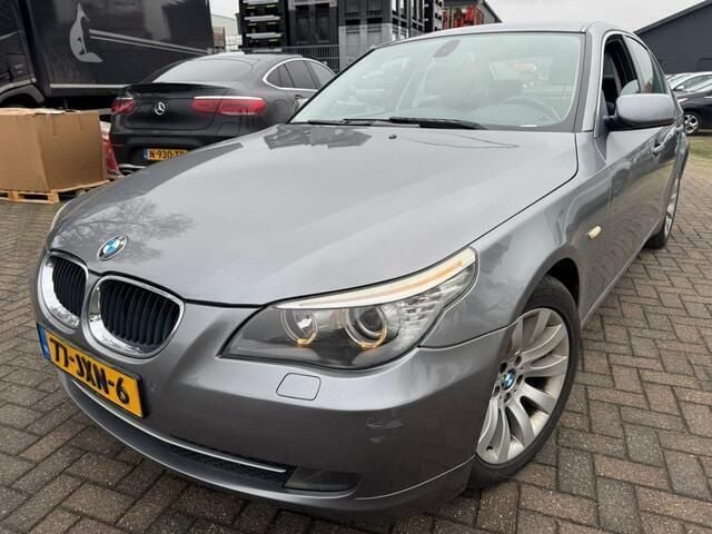 Grijs Gebruikt 2009 BMW 520 Sedan | € 6.750 (Eerlijke prijs) - Afbeelding 1/4