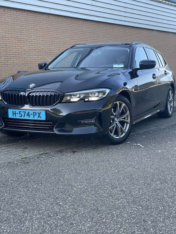 Zwart Gebruikt 2020 BMW 318 Stationwagen | € 21.000 - Afbeelding 1/4