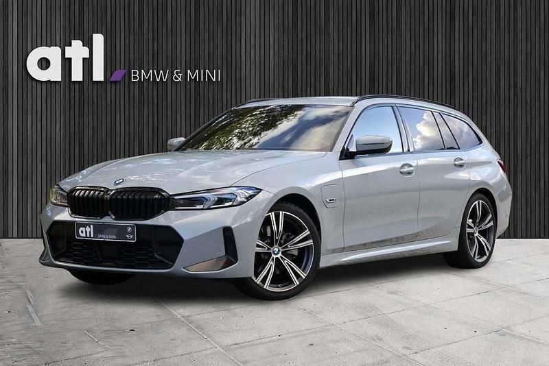 Grijs Gebruikt 2022 BMW 330e M Sport Stationwagen | € 37.950 (Iets duurder) - Afbeelding 1/4