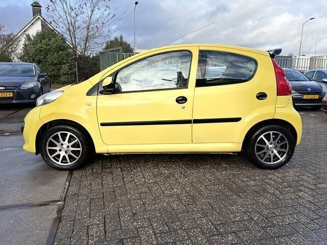 Occasion Peugeot 107 68 PK (50 kW) 2008 Geel Hatchback