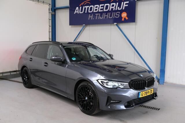 Grijs Gebruikt 2020 BMW 320 Executive Stationwagen | € 28.950 (Eerlijke prijs) - Afbeelding 1/4