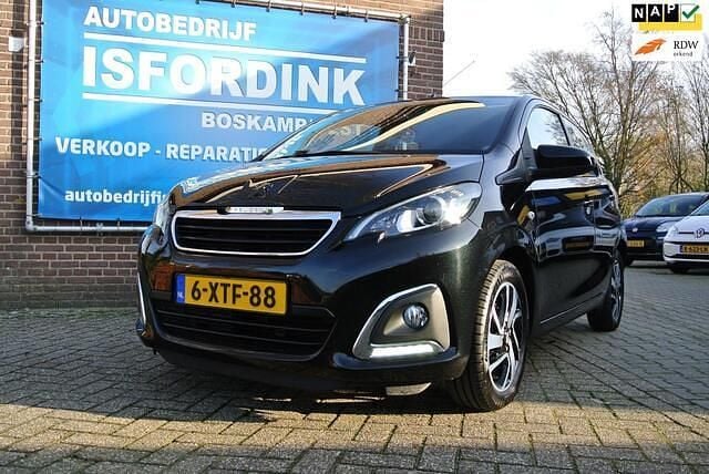 Zwart (metallic) Gebruikt 2014 Peugeot 108 Allure Hatchback | € 8.995 (Goede deal) - Afbeelding 1/4