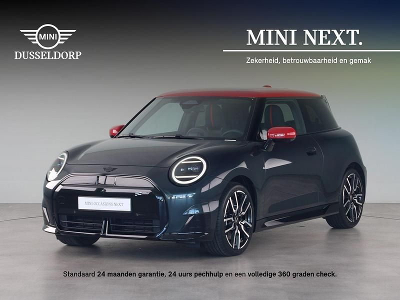 Grijs, metallic lak Gebruikt 2024 Mini Cooper Hatchback | € 34.450 - Afbeelding 1/4