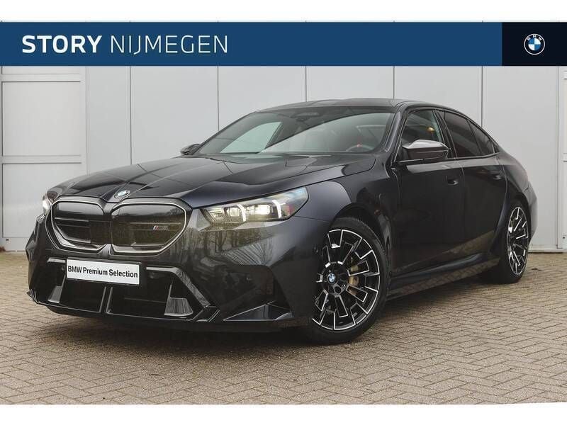 M carbonschwarz (donker zwart metallic) Gebruikt 2024 BMW M5 Comfort Edition Sedan | € 158.950 - Afbeelding 1/4