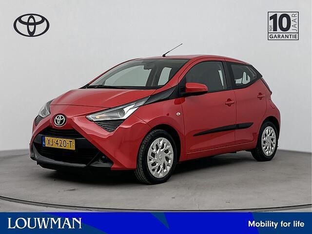 Rood Occasion 2019 Toyota Aygo X-play Hatchback | € 10.895 (Eerlijke prijs) - Afbeelding 1/4