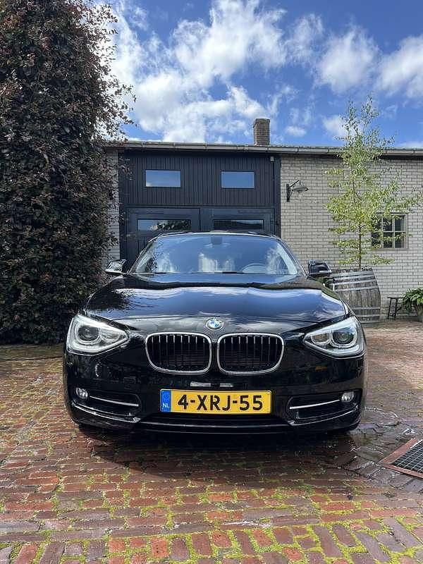 Zwart Gebruikt 2014 BMW 114 Hatchback | € 9.000 (Eerlijke prijs) - Afbeelding 1/4