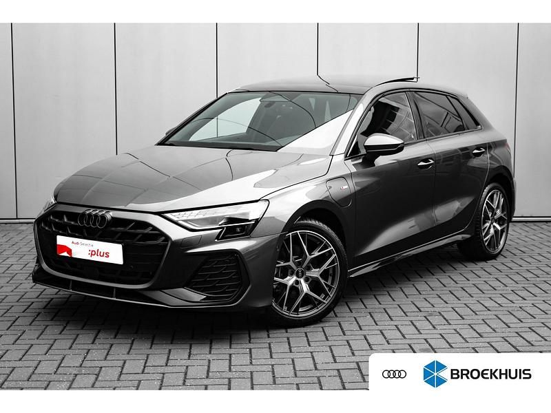 Grijs Gebruikt 2025 Audi A3 Sportback Hatchback | € 48.745 - Afbeelding 1/4