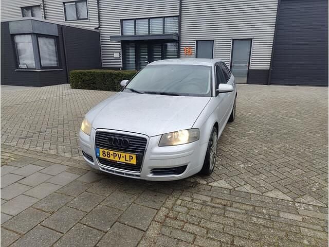Grijs (metallic) Occasion 2005 Audi A3 Sportback Attraction Hatchback | € 2.500 (Eerlijke prijs) - Afbeelding 1/4