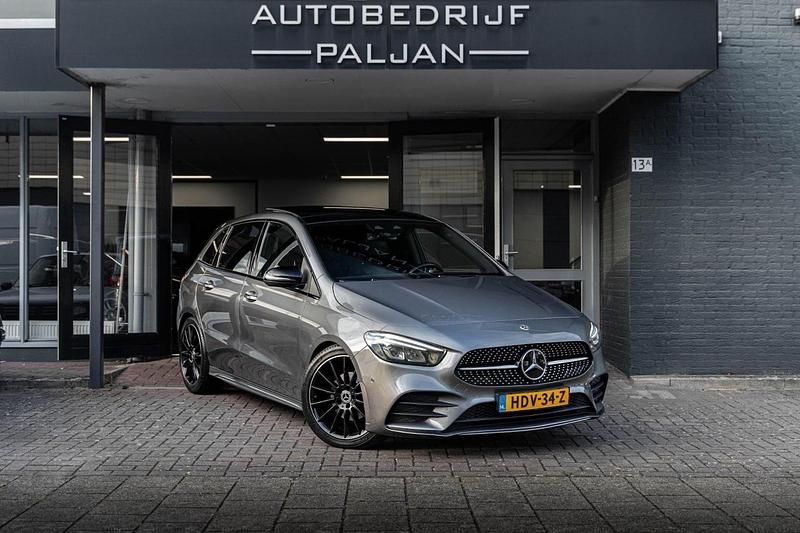 Grijs (metallic) Gebruikt 2019 Mercedes 200 Premium Plus MPV | € 24.999 - Afbeelding 1/4