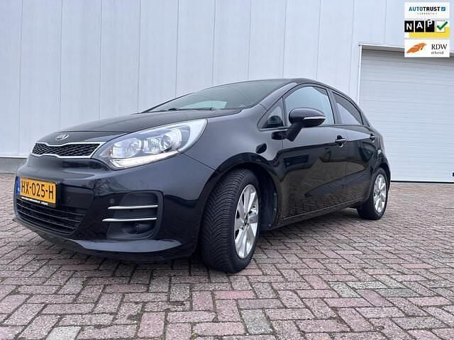 Zwart Gebruikt 2016 Kia Rio Hatchback | € 10.950 (Eerlijke prijs) - Afbeelding 1/4