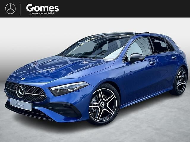 Blauw Nieuw 2025 Mercedes A180 AMG Hatchback | € 47.352 (Eerlijke prijs) - Afbeelding 1/4