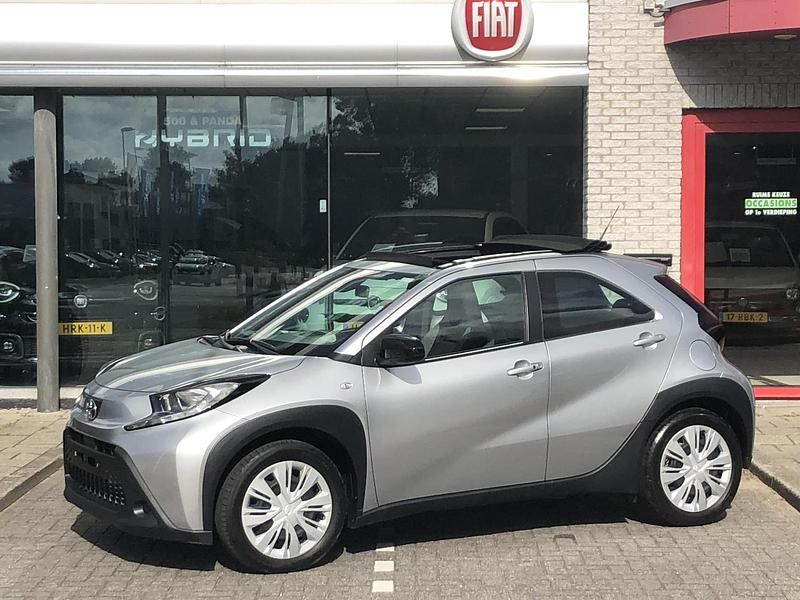 Grijs Occasion 2023 Toyota Aygo X Pulse SUV | € 18.950 (Eerlijke prijs) - Afbeelding 1/4