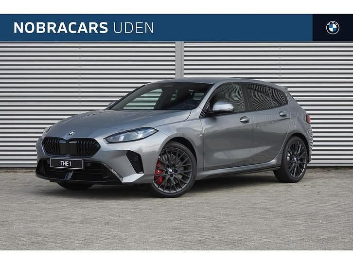 Grijs Nieuw 2025 BMW 120 Comfort Edition Hatchback | € 55.756 (Eerlijke prijs) - Afbeelding 1/4