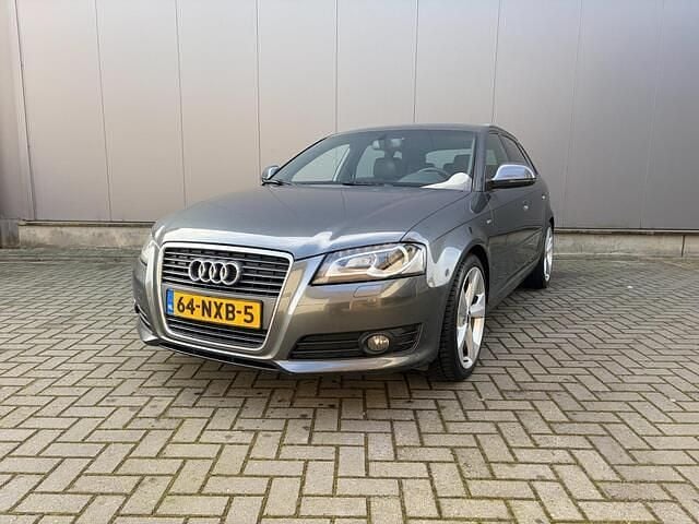 Grijs (metallic) Occasion 2011 Audi A3 Sportback Hatchback | € 7.450 (Eerlijke prijs) - Afbeelding 1/4