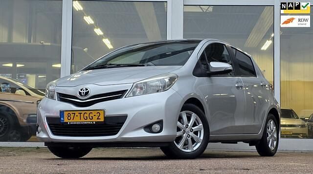Grijs (metallic) Gebruikt 2012 Toyota Yaris Executive Hatchback | € 7.744 (Eerlijke prijs) - Afbeelding 1/3