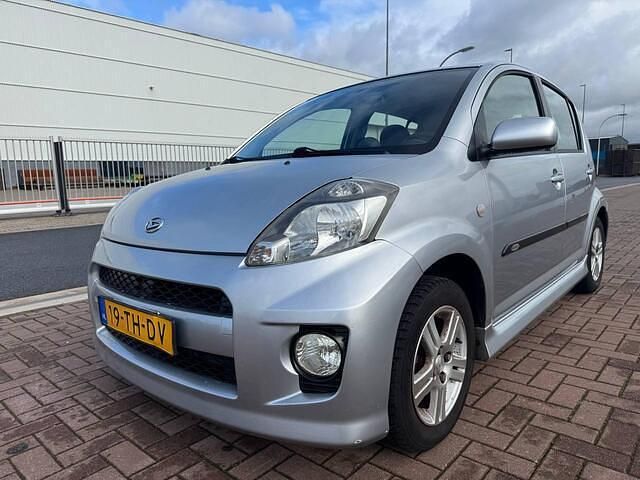 Grijs Gebruikt 2006 Daihatsu Sirion Hatchback | € 2.099 (Eerlijke prijs) - Afbeelding 1/4