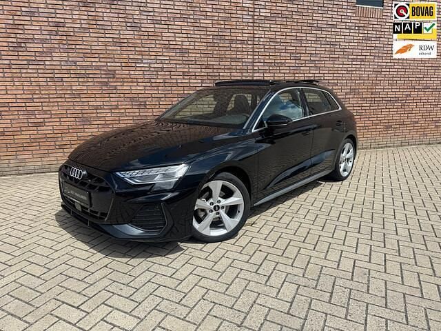 Zwart Gebruikt 2024 Audi A3 Sportback S-Line Hatchback | € 39.490 (Eerlijke prijs) - Afbeelding 1/4