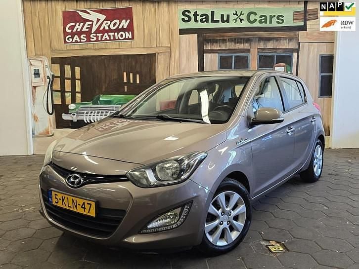 Bruin Occasion 2013 Hyundai i20 Hatchback | € 3.495 (Eerlijke prijs) - Afbeelding 1/3