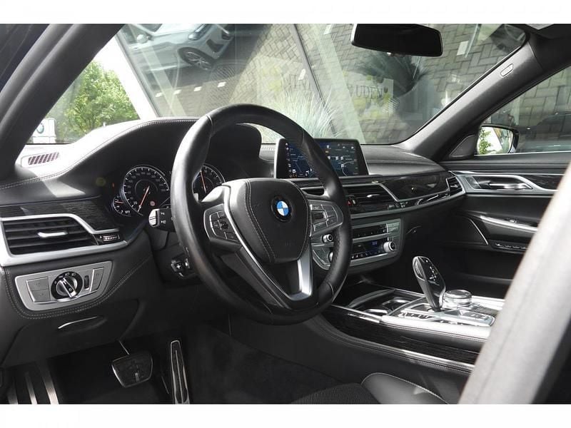 Saphirschwarz (donker zwart metallic) Gebruikt 2018 BMW 740 Comfort Edition Sedan | € 41.950 (Eerlijke prijs) - Afbeelding 1/2