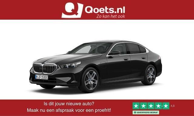 Zwart (metallic) Occasion 2025 BMW 530e Comfort Edition Sedan | € 54.950 - Afbeelding 1/4