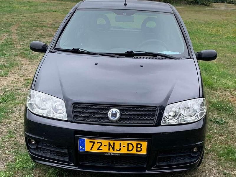 Zwart Gebruikt 2003 Fiat Punto Dynamic Hatchback | € 1.250 (Eerlijke prijs) - Afbeelding 1/4