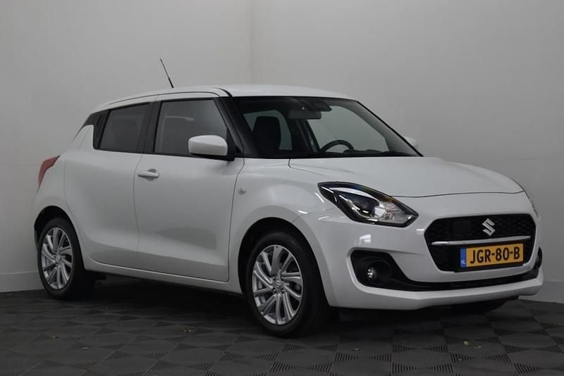 Wit Gebruikt 2024 Suzuki Swift Hatchback | € 19.950 (Eerlijke prijs) - Afbeelding 1/3