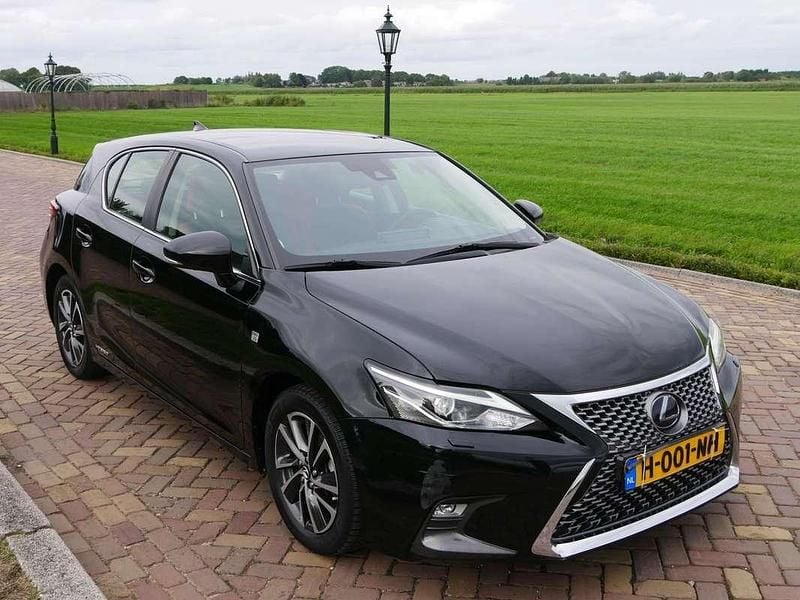 Zwart Gebruikt 2020 Lexus CT200h Hatchback | € 14.039 (Super prijs) - Afbeelding 1/4