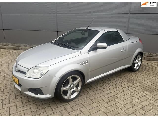 Grijs (metallic) Occasion 2006 Opel Tigra Enjoy Cabriolet | € 1.495 (Eerlijke prijs) - Afbeelding 1/4