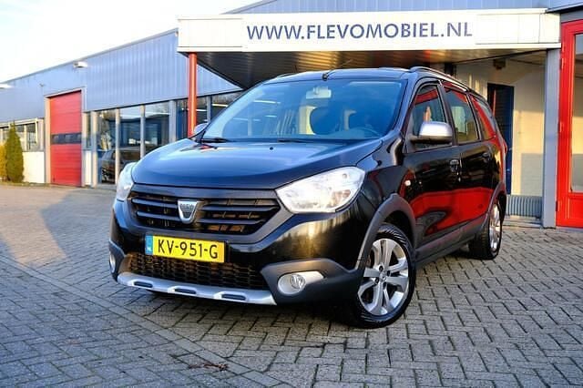 Zwart Occasion 2016 Dacia Lodgy Stepway MPV | € 10.450 (Iets duurder) - Afbeelding 1/4