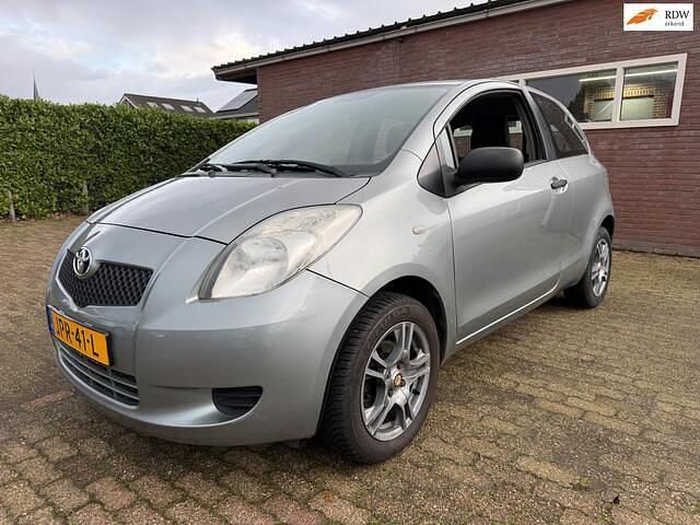 Grijs Occasion 2007 Toyota Yaris Hatchback | € 2.799 (Eerlijke prijs) - Afbeelding 1/4