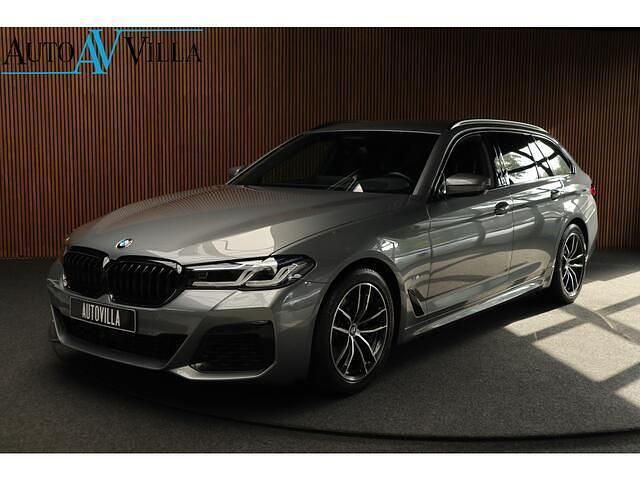 Grijs Gebruikt 2023 BMW 520 M Sport Stationwagen | € 54.750 (Super prijs) - Afbeelding 1/4