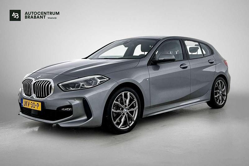 Grijs Gebruikt 2023 BMW 120 M Sport Hatchback | € 27.995 (Eerlijke prijs) - Afbeelding 1/3