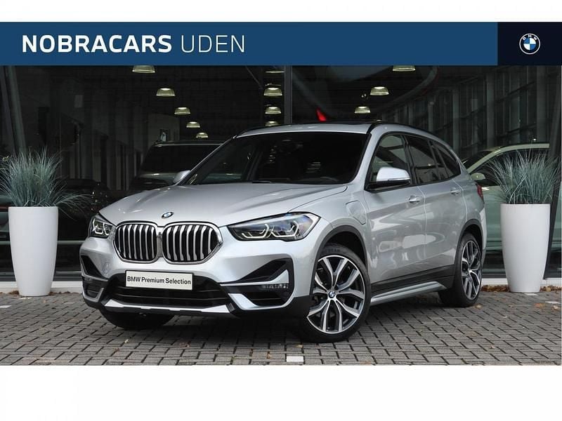 Glaciersilber (zilver metallic) Gebruikt 2021 BMW X1 Comfort Edition SUV | € 33.950 (Eerlijke prijs) - Afbeelding 1/4