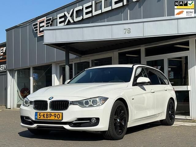 Wit Gebruikt 2013 BMW 320 Executive Stationwagen | € 7.950 (Super prijs) - Afbeelding 1/4