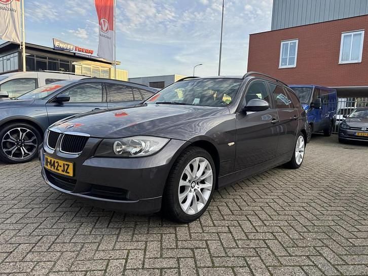 Grijs (metallic) Occasion 2007 BMW 318 Stationwagen | € 1.500 (Goede deal) - Afbeelding 1/4