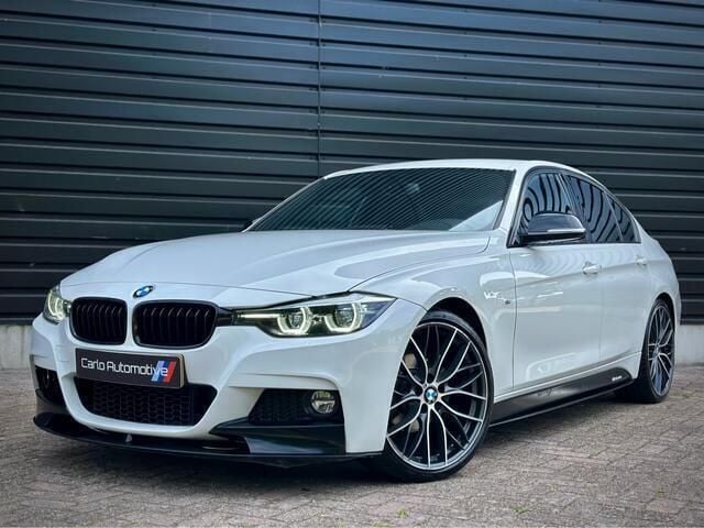 Wit / alpinweiss iii Gebruikt 2019 BMW 320 M Performance Sedan | € 21.950 (Super prijs) - Afbeelding 1/4