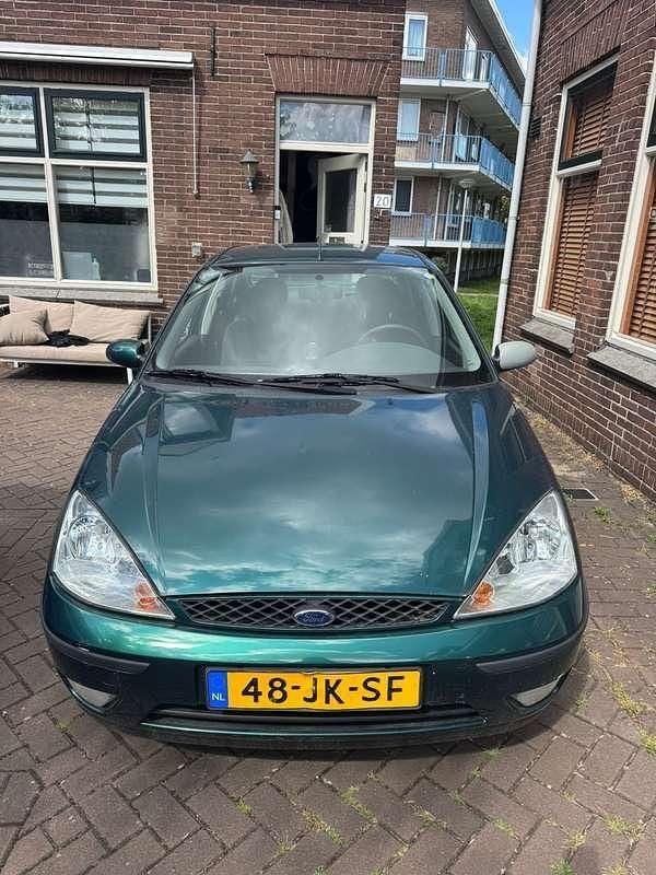 Groen Occasion 2002 Ford Focus Ghia Sedan | € 2.500 (Eerlijke prijs) - Afbeelding 1/4