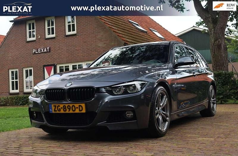 Grijs Gebruikt 2019 BMW 318 M Sport Stationwagen | € 16.945 (Eerlijke prijs) - Afbeelding 1/4