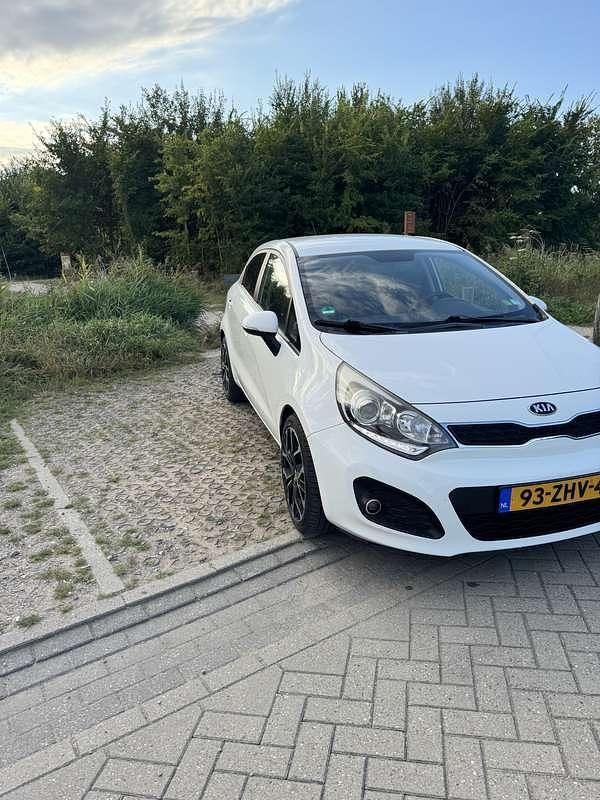 Wit Gebruikt 2012 Kia Rio MPV | € 6.300 (Eerlijke prijs) - Afbeelding 1/4