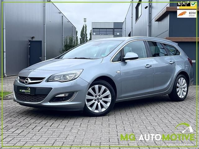 Grijs Occasion 2015 Opel Astra Sport Stationwagen | € 5.740 (Eerlijke prijs) - Afbeelding 1/4